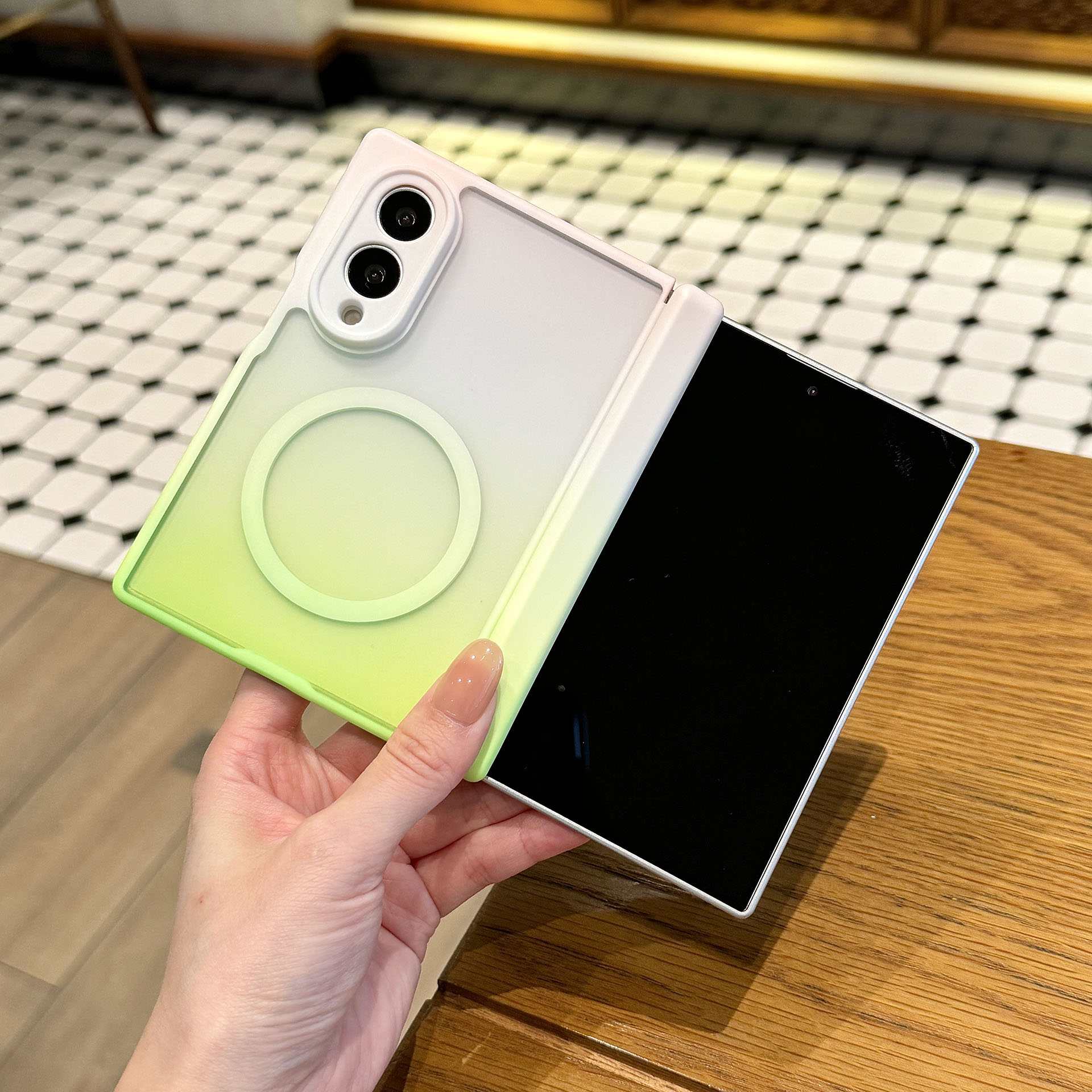 Gradient Color Case - เคสโทรศัพท์แม่เหล็กแบบโปร่งแสงสีไล่เฉดพรีเมียมสำหรับ Samsung Galaxy Z Fold 8